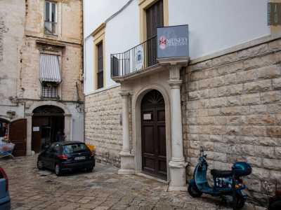 Proseguendo per qualche decina di metri, all�incrocio con strada Ronchi, si apre il vasto portale ad arco con plinti ruotati che d� accesso al Museo Diocesano